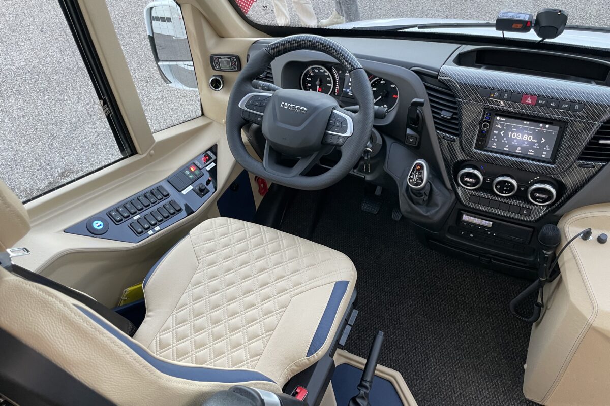 noleggio IVECO 30 posti cruscotto - Cattazzo pullman
