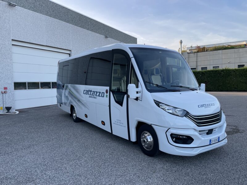 noleggio IVECO 30 posti esterno - Cattazzo pullman