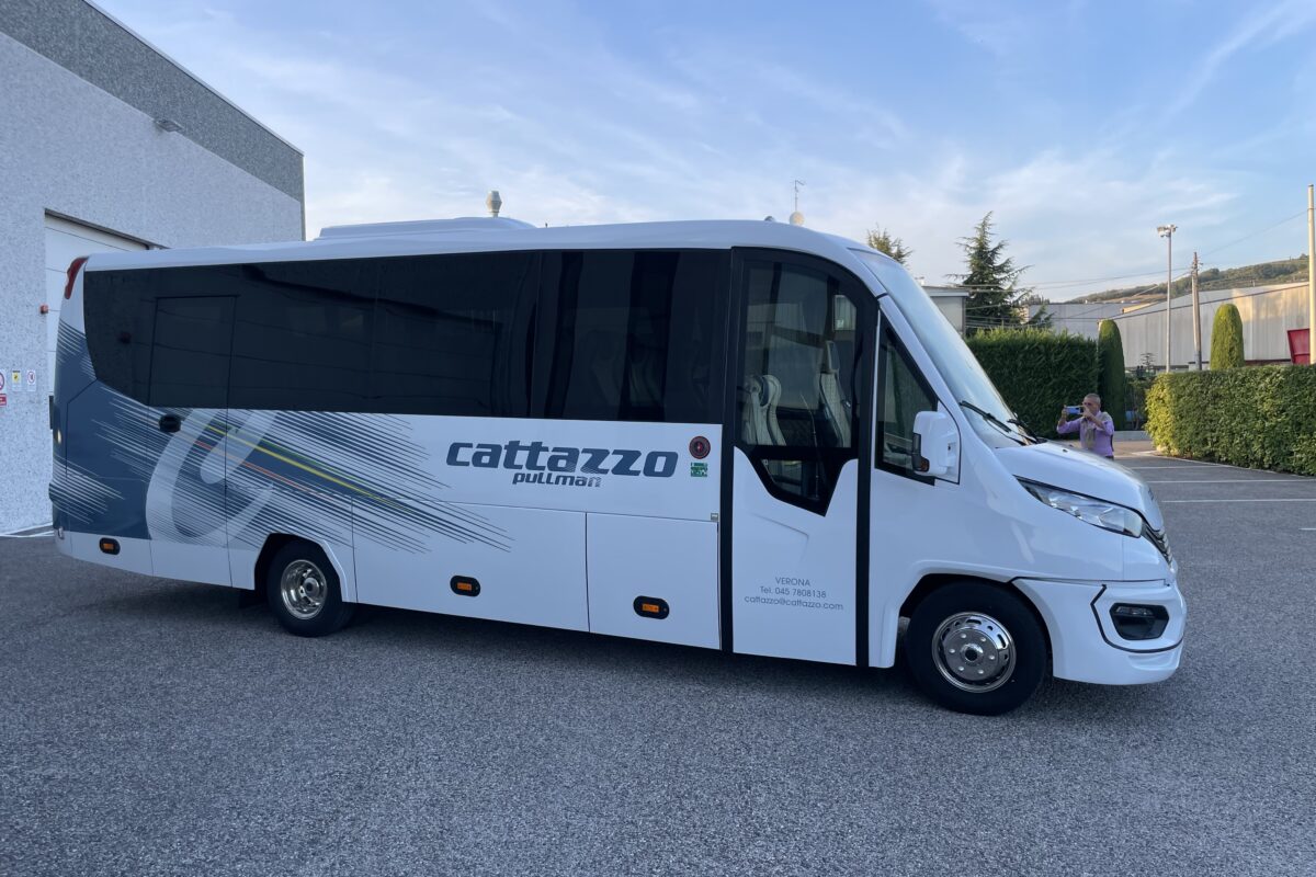 noleggio IVECO 30 posti esterno - Cattazzo pullman
