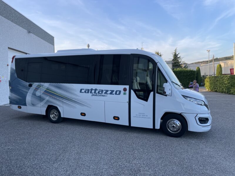 noleggio IVECO 30 posti esterno - Cattazzo pullman