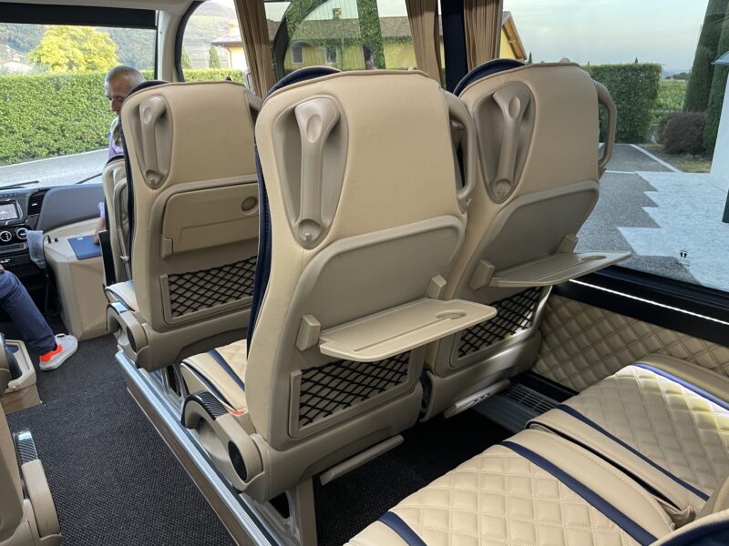 noleggio IVECO 30 posti tavolini - Cattazzo pullman